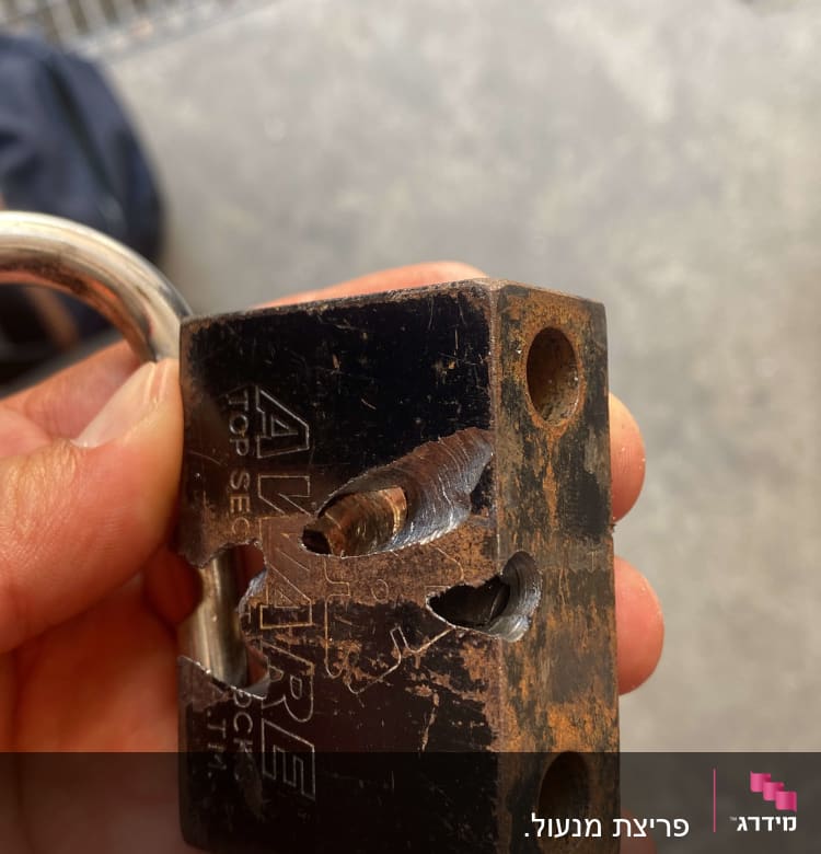 מנעול מתכת פגום עם סימני פריצה